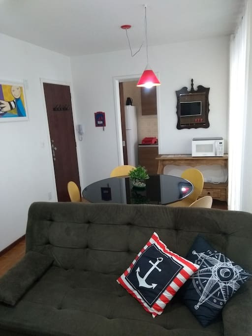 Mesa, balcão de apoio e microondas