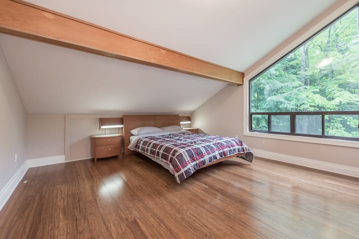 Chambre 9 avec un lit queen size (troisième étage)