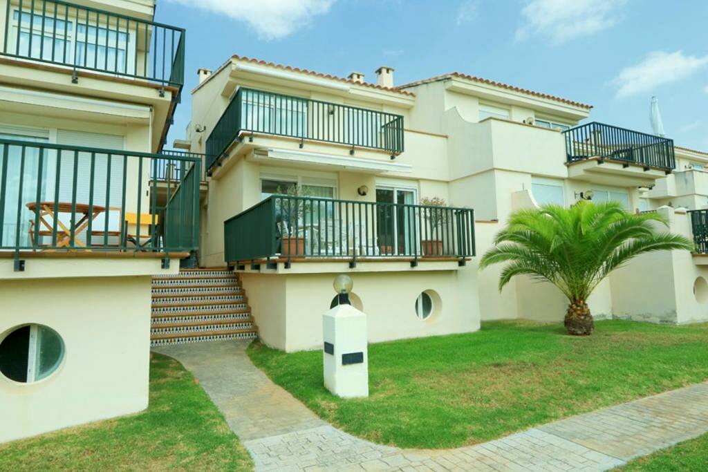 El apartamento planta baja con terraza exterior.