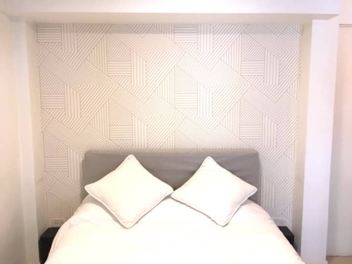 ห้องนอนพร้อมเตียงควีนไซส์