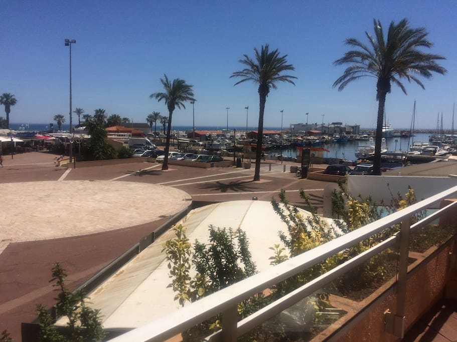 Vue splendide sur le port et la mer