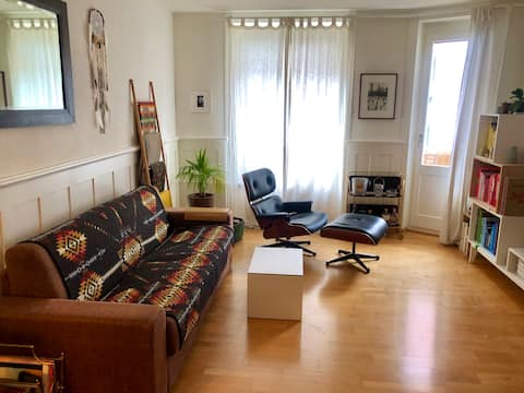 Top Airbnb: Cosy flat with home-office in charming Seefeld in Mühlebach