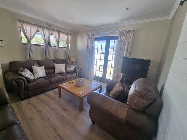 Peaceful, Cheerful, Family Friendly 3Bedroom house gallery image 4