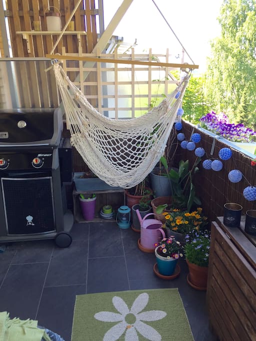 Balkong med sittegruppe og gassgrill