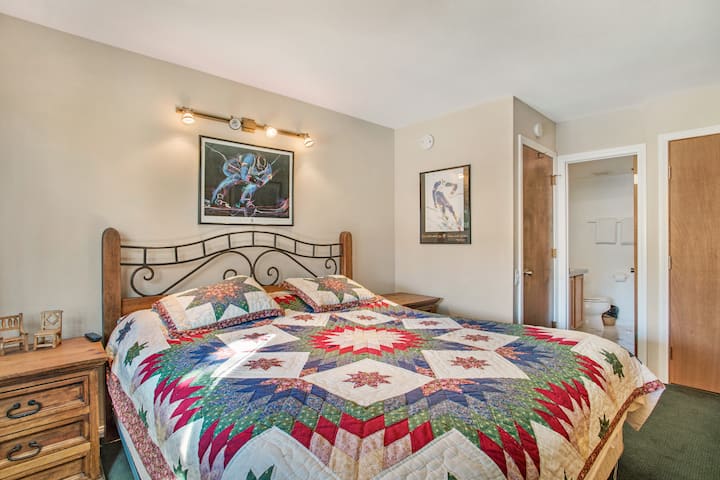 Chumba cha kulala cha ukubwa wa kifalme kina bafu lililounganishwa, linalotoa urahisi na faragha kwa ukaaji wako. Kukiwa na nafasi ya kutosha ya kutembea, mapumziko haya yenye starehe yamebuniwa kwa ajili ya starehe.