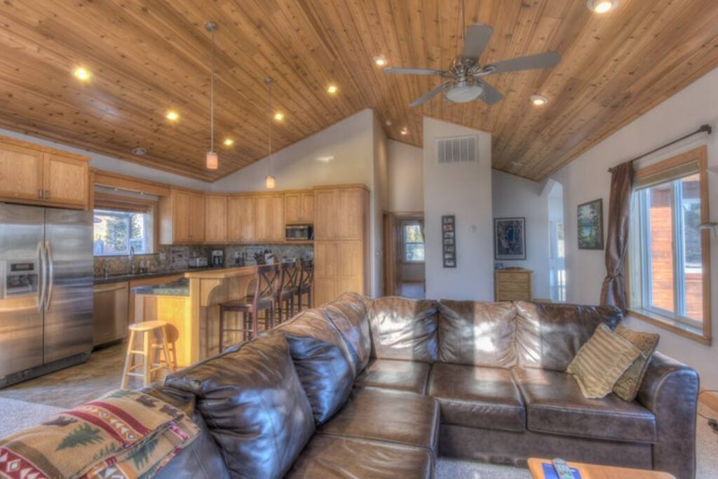 Spacious front room for family activities