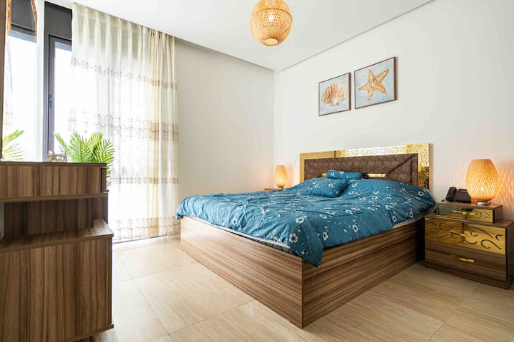 Chambre principale avec salle de bain privée. 