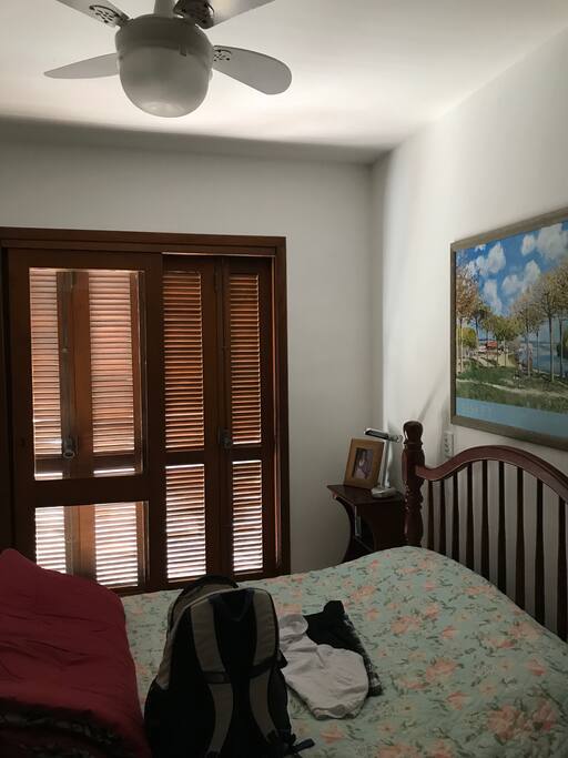 Suite casal com sacada, vista para o mar e área verde