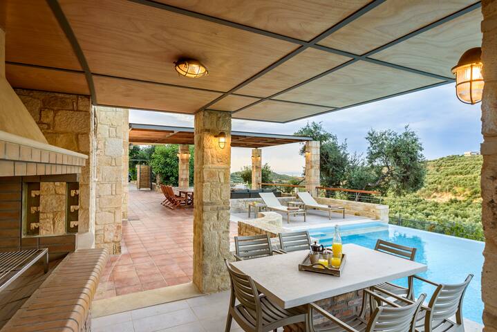 Romantic villa with 4 bedrooms & private pool. gallery image 4