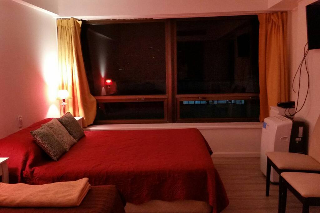 cama matrimonial con ventanal