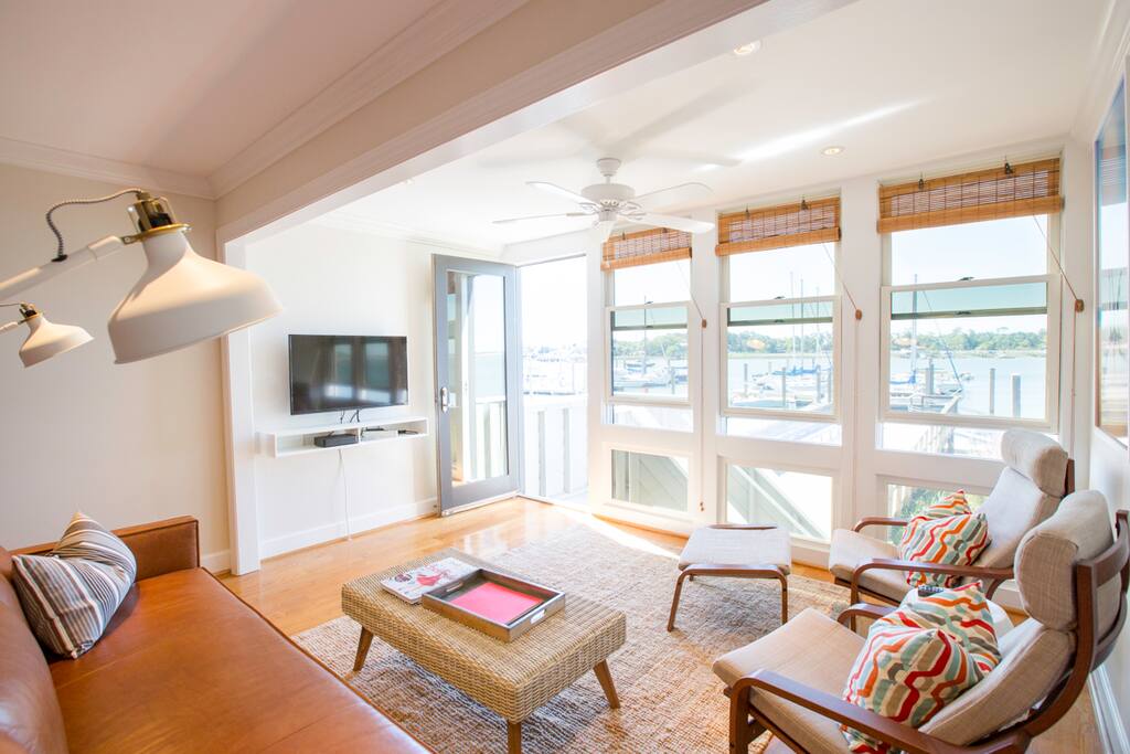 LIVING ROOM/TV/VIEW