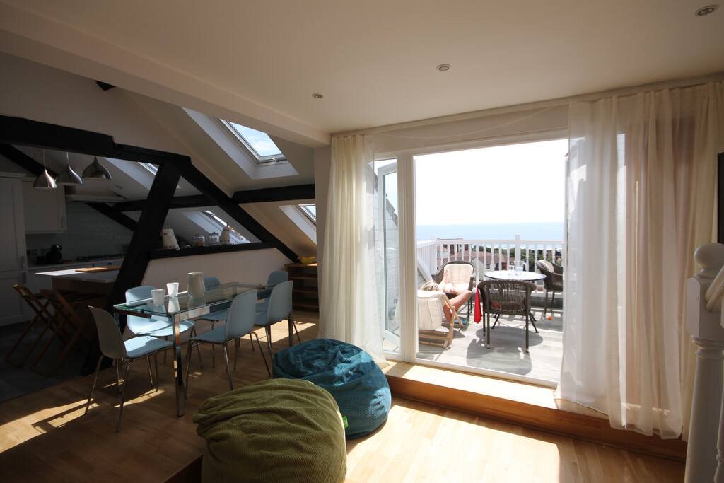 Sitting area by kitchen
