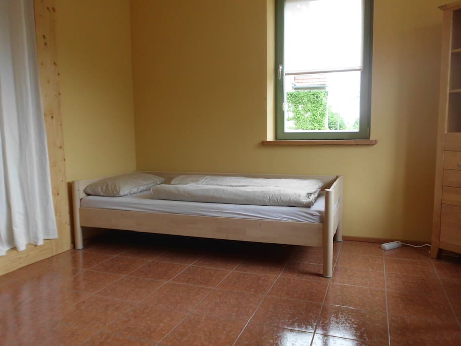 Einzelbett im Hofzimmer