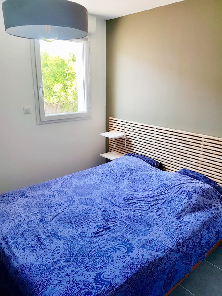 Habitación con aire acondicionado. Armario, cómoda y TV