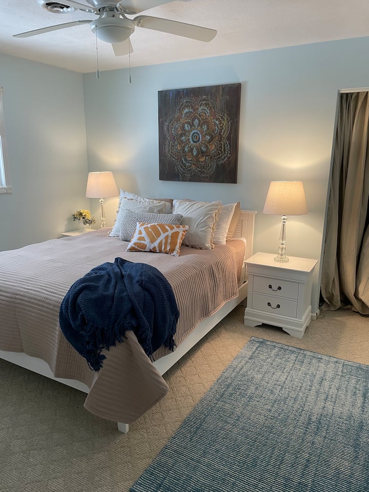 Chambre à l'étage avec un lit queen et placard spacieux.