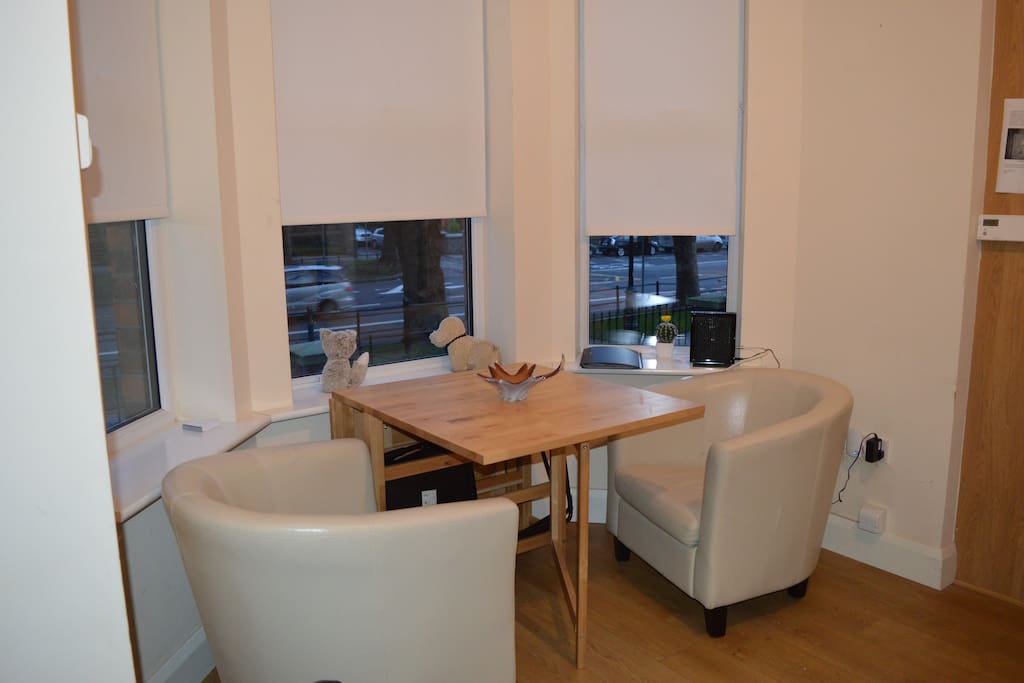A very spacious apartment. You and all your friends and family can live like kings when you visit Dublin. Eat, sleep and party in style with this modern apartment and easy going check in and out