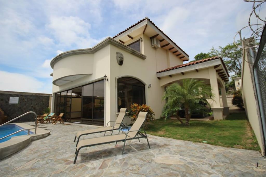 Casa Rodeada de Exuberante Belleza con Acabados de Lujo y una vistas espectaculares de casi 360grados, vistas que incluyen del Golfo de Nicoya, sus islas, el Océano Pacífico, Bosque Tropical Seco y sus alrededores