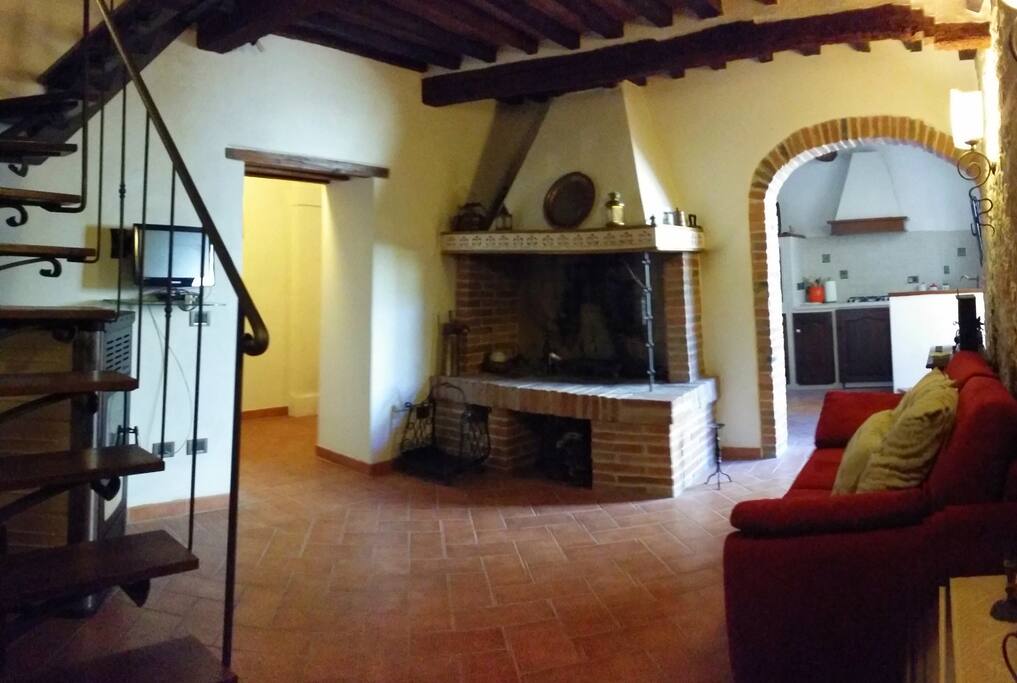 Soggiorno con divano e piccola TV