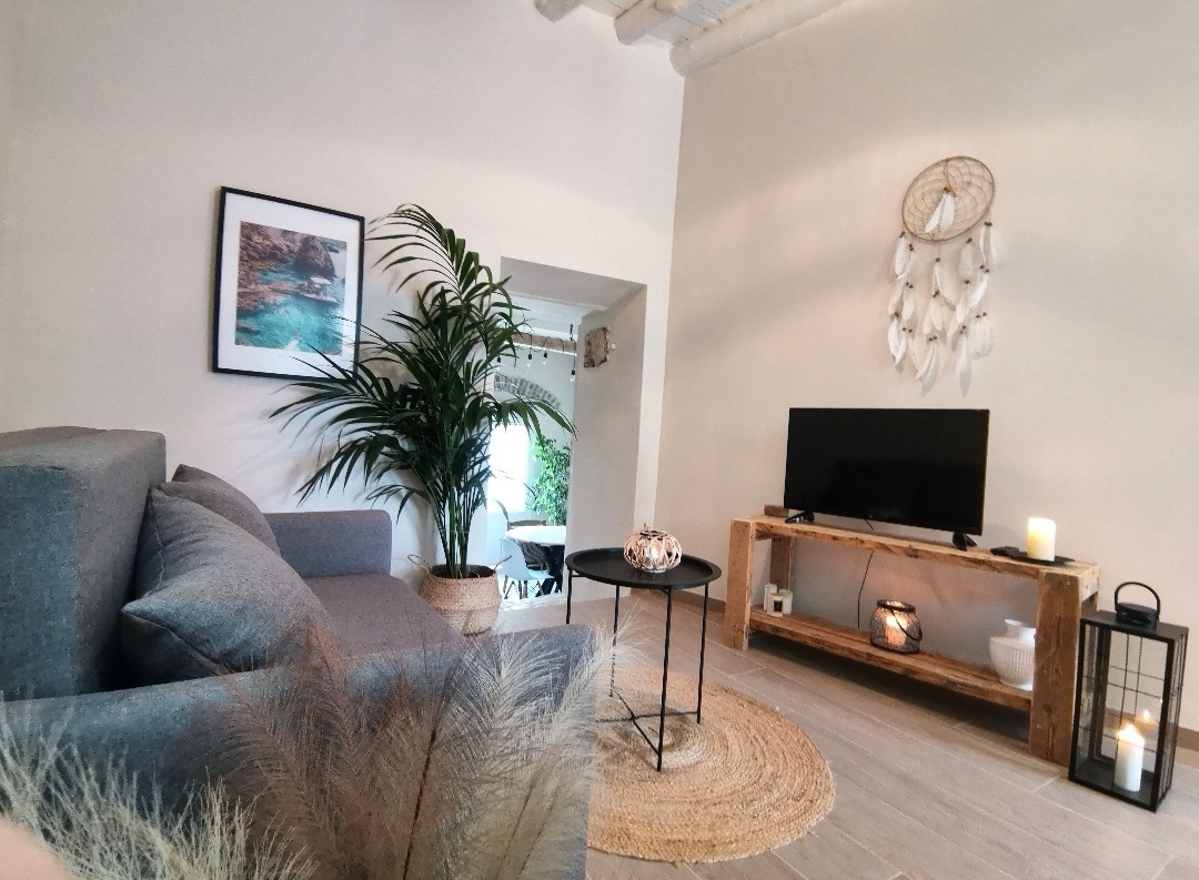 غرفة معيشة مع أريكة بسرير مزدوج. 