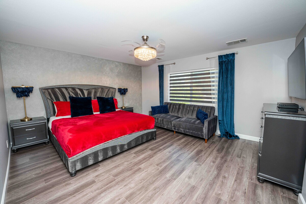 Suita kryesore: Pushim elegant me shtroja prej pelushi dhe dekor modern për t 'u çlodhur sa më mirë!