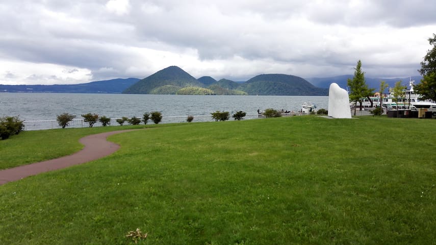 Lake Toya, Lake view, 1 min. walk to lake, Great!!