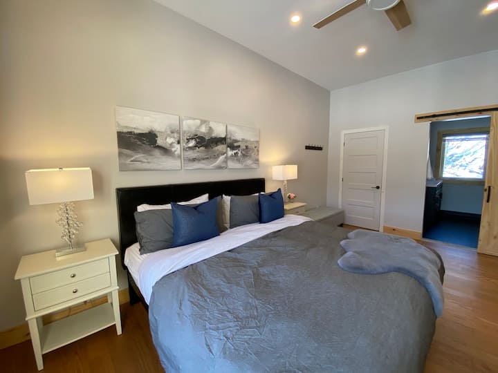 Суперголяма спалня със самостоятелна баня 