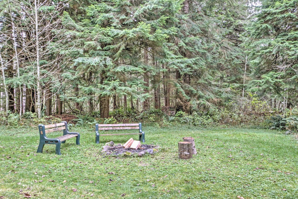 Situated on 6 and 1/2 wooded acres, this cabin allows you to enjoy the peace and beauty of nature!