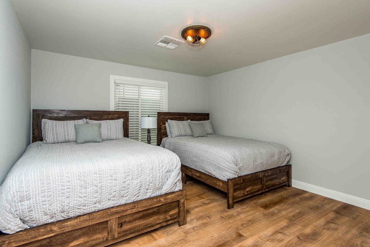 Dos camas tamaño queen en el nivel principal.