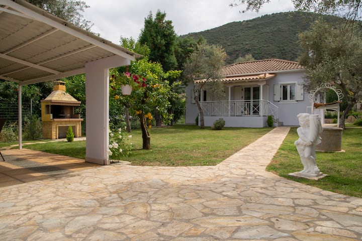 Small villa near the Helike commuter rail station.