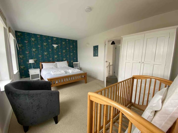 卧室3 ：一楼配备加大双人床和套内淋浴间。