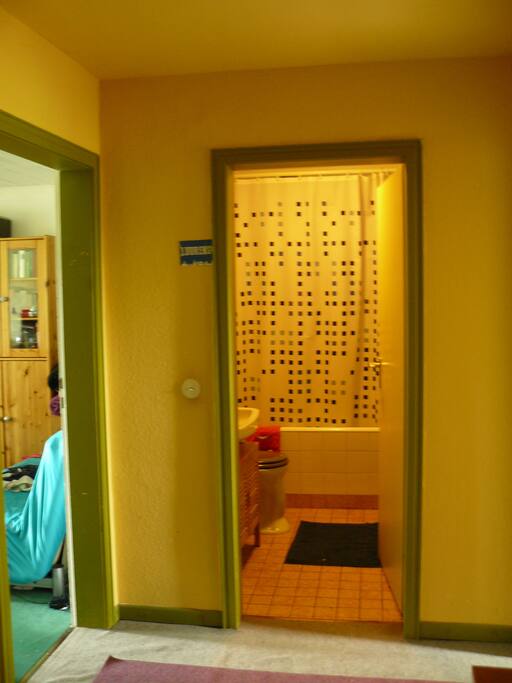 Flur und Badezimmer