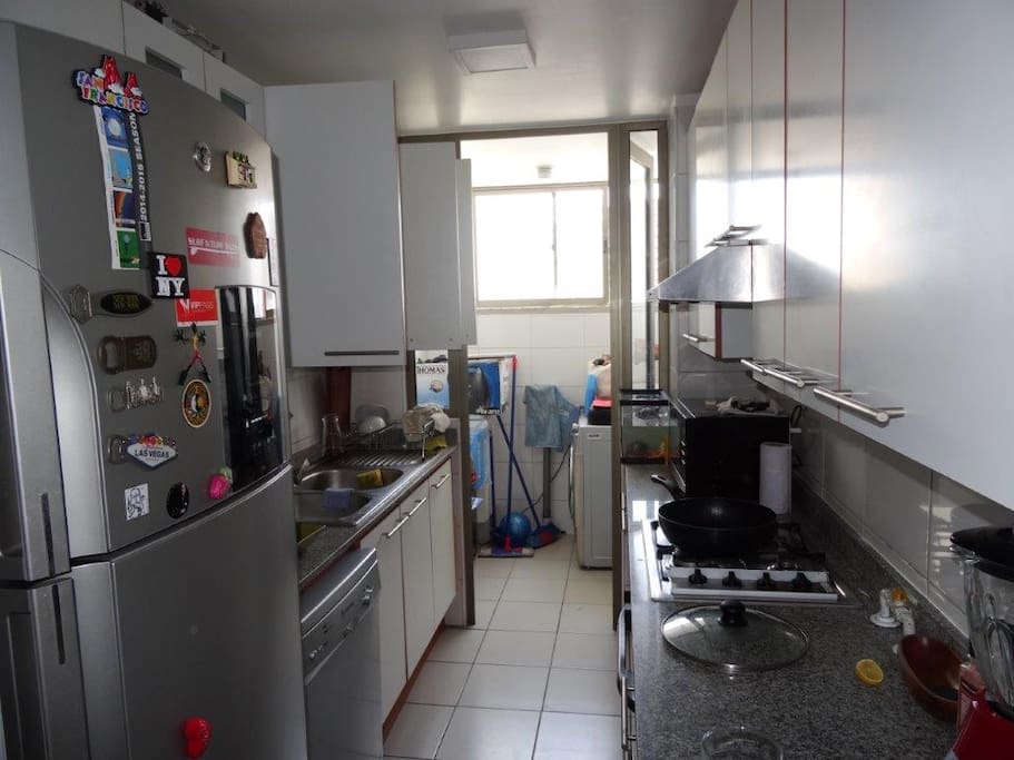 Cocina amplia, lavadero, con lavadora y secadora