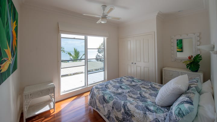 Спална соба 2 со брачен кревет (широк 150-179 см) и поглед кон заливот