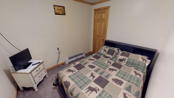 La chambre 2 est située au niveau inférieur. Peut accueillir confortablement 1 ou 2 personnes avec 1 lit complet. Équipé d'une télévision à écran plat.