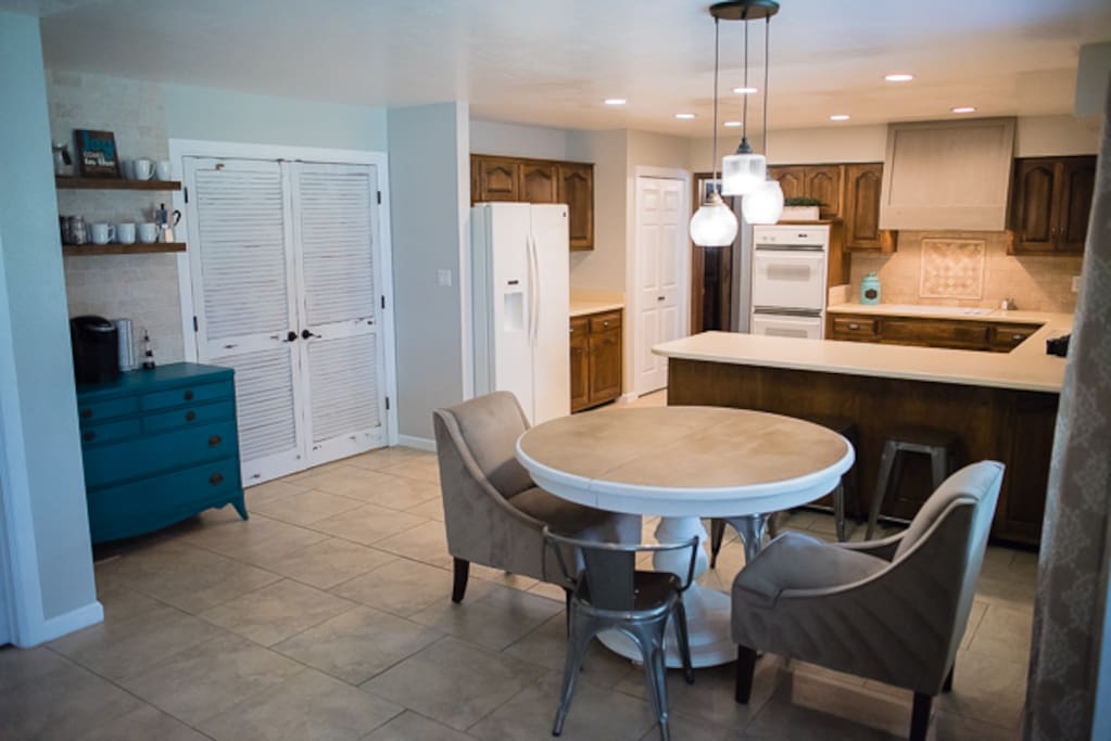 Eat-in area and coffee bar