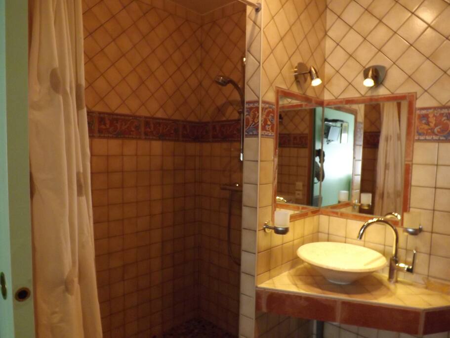 Salle d'eau, douche à l'italienne, WC indépendant