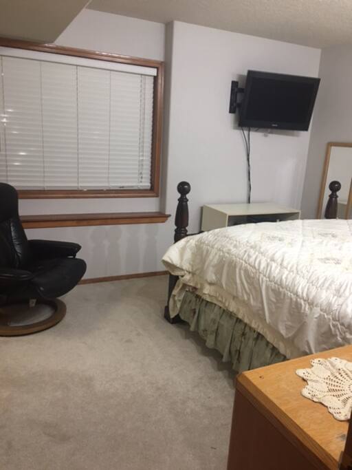Room w/TV and chair