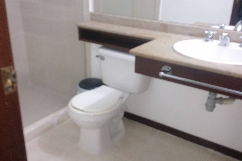 Baño Amplio con Calentador de Agua