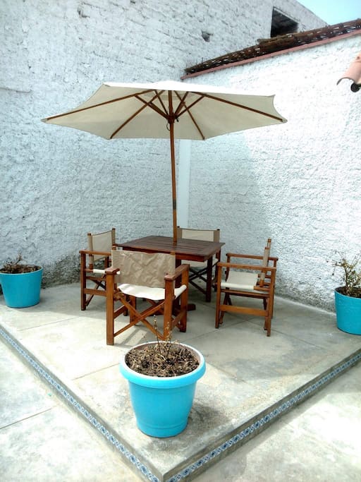 Lanai, terrace across beautiful Miramar park, 1 block away from ocean pier