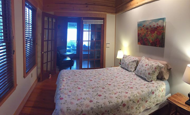 Chumba cha kulala cha Mwalimu kina mwonekano wa mialoni ya moja kwa moja na hata ghuba!!