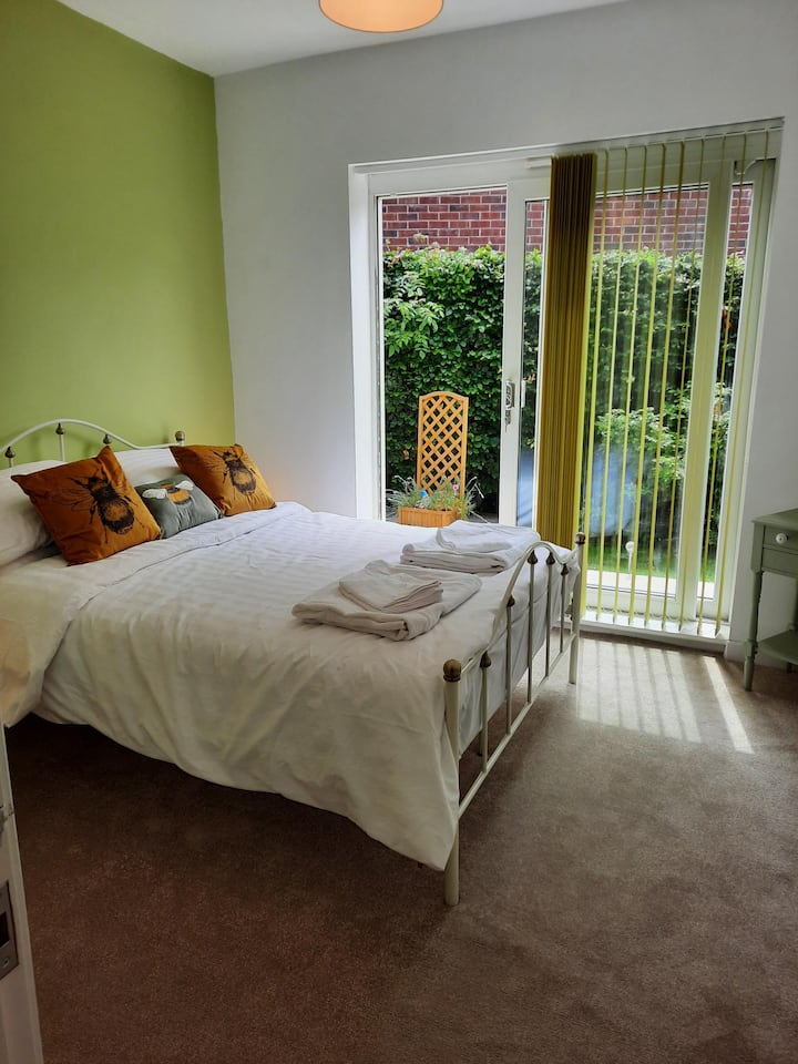 Chambre lumineuse et confortable
