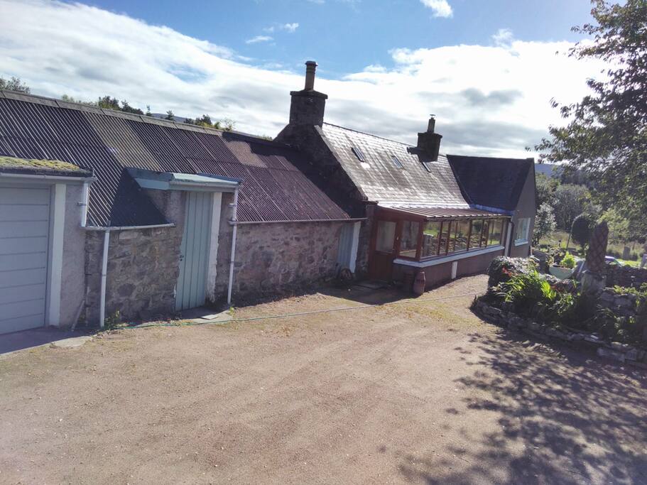 Peterfair Cottage front entrance and driveway