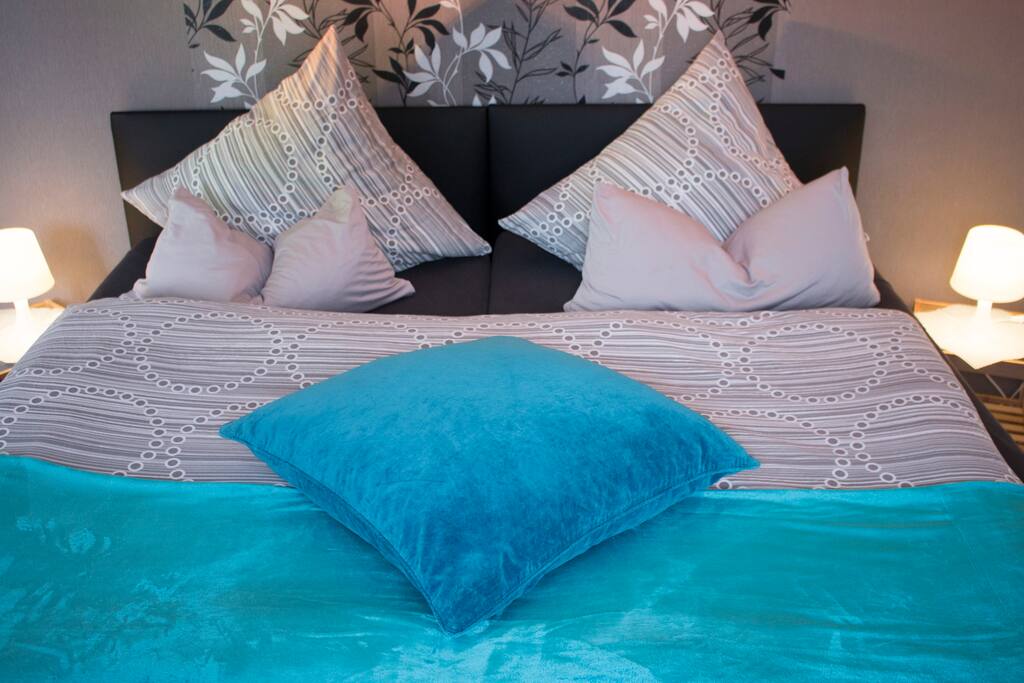 Schlafzimmer mit einzelnen Boxspringbetten als Doppelbett zusammengestellt
Gästewohnung Mönchengladbach, Apartment, Ferienwohnung, Flughafen, Messe, Düsseldorf, Köln, Borussia Mönchengladbach
