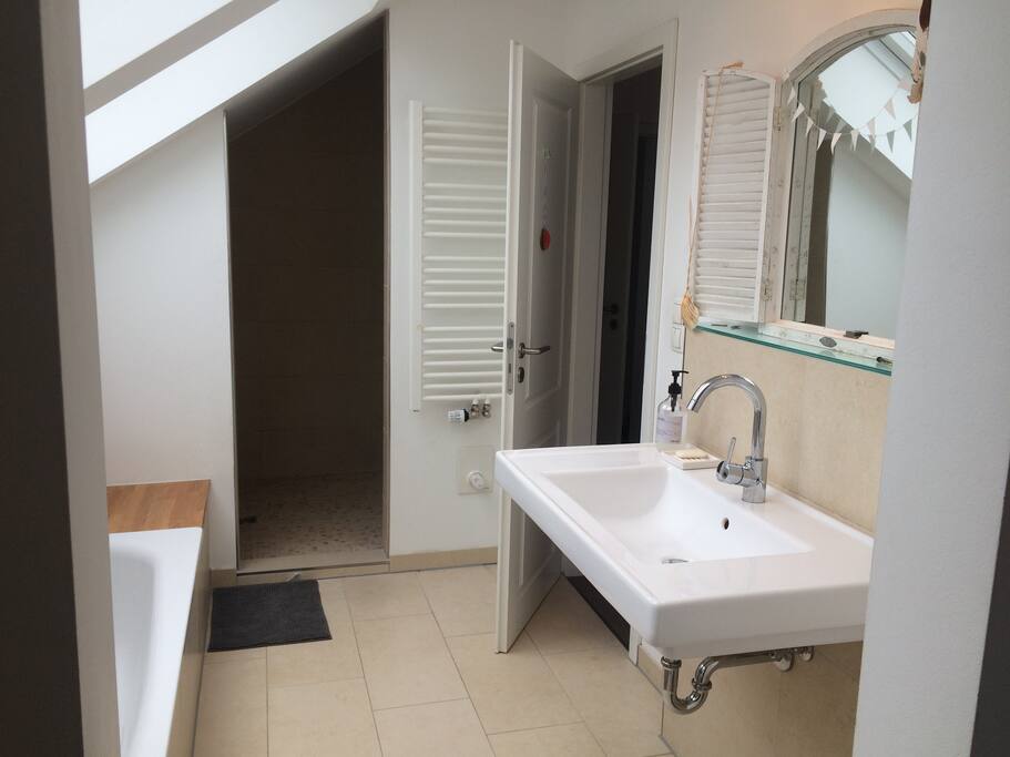Bad mit Dusche und Badewanne und Toilette