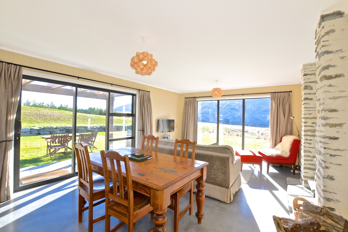 Top Airbnb: Wow mountain views above the wineries of Gibbston. in Wakatipu Outer