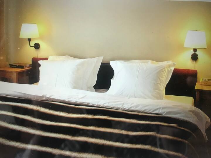 غرفة بسرير رئيسي