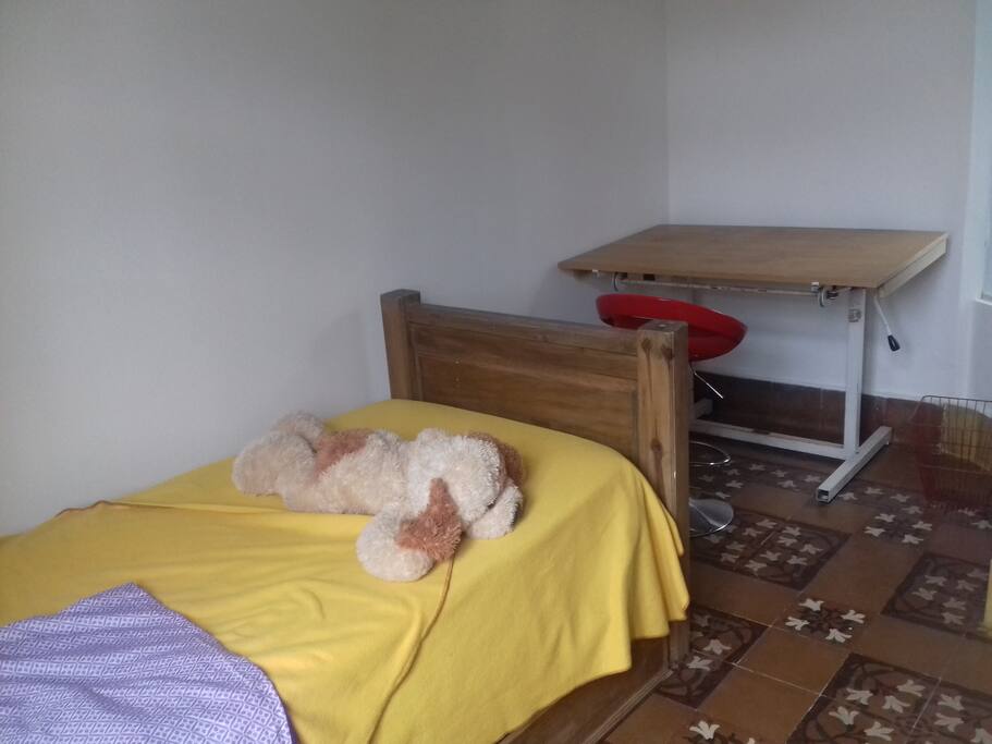 Lugar de trabajo. Tablero o mesa regulable. Estantes.