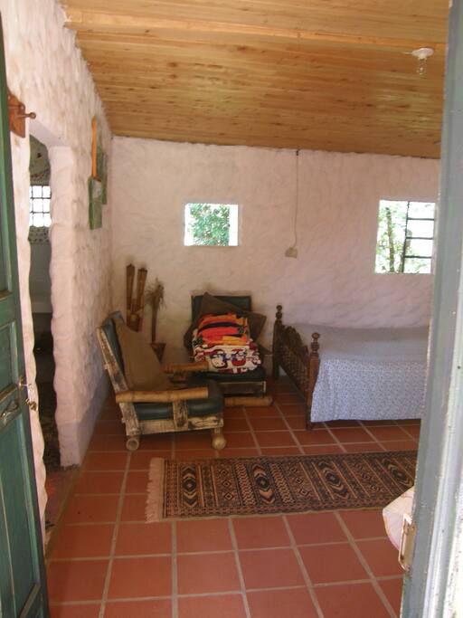 Habitación con 1 cama doble y 1 cama sencilla.