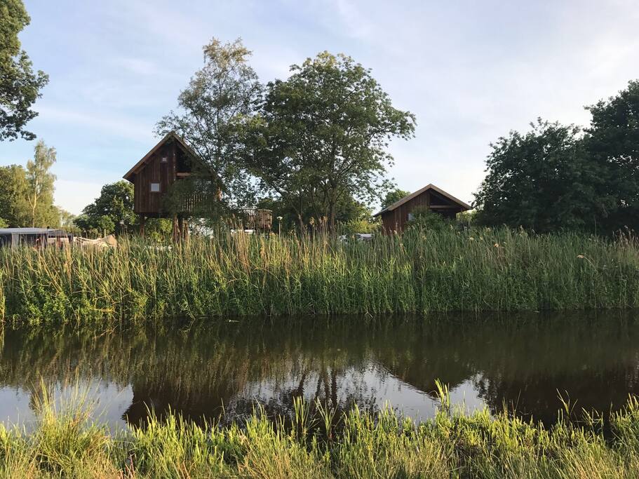 Boomhut vanaf rivier de Regge