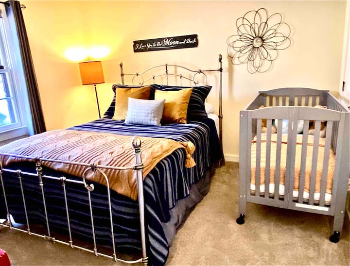 ניתן לסדר עריסה בגודל מלא בכל חדר 